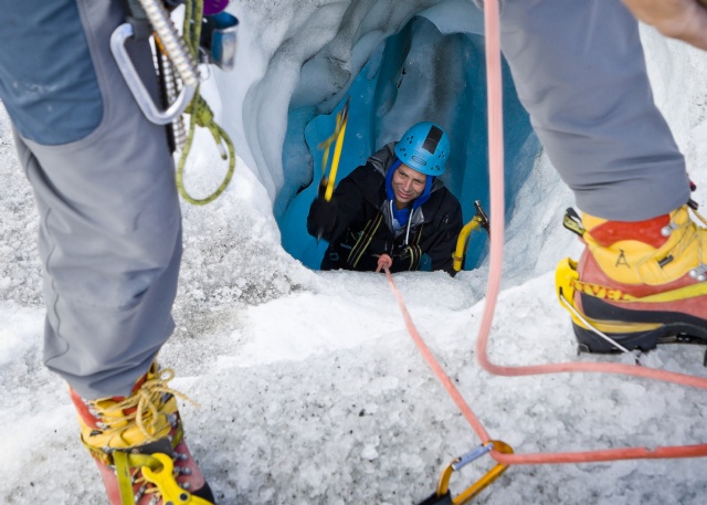 Climbing the ice cavesClimbing in ice caves. Foto: Desire Weststrate